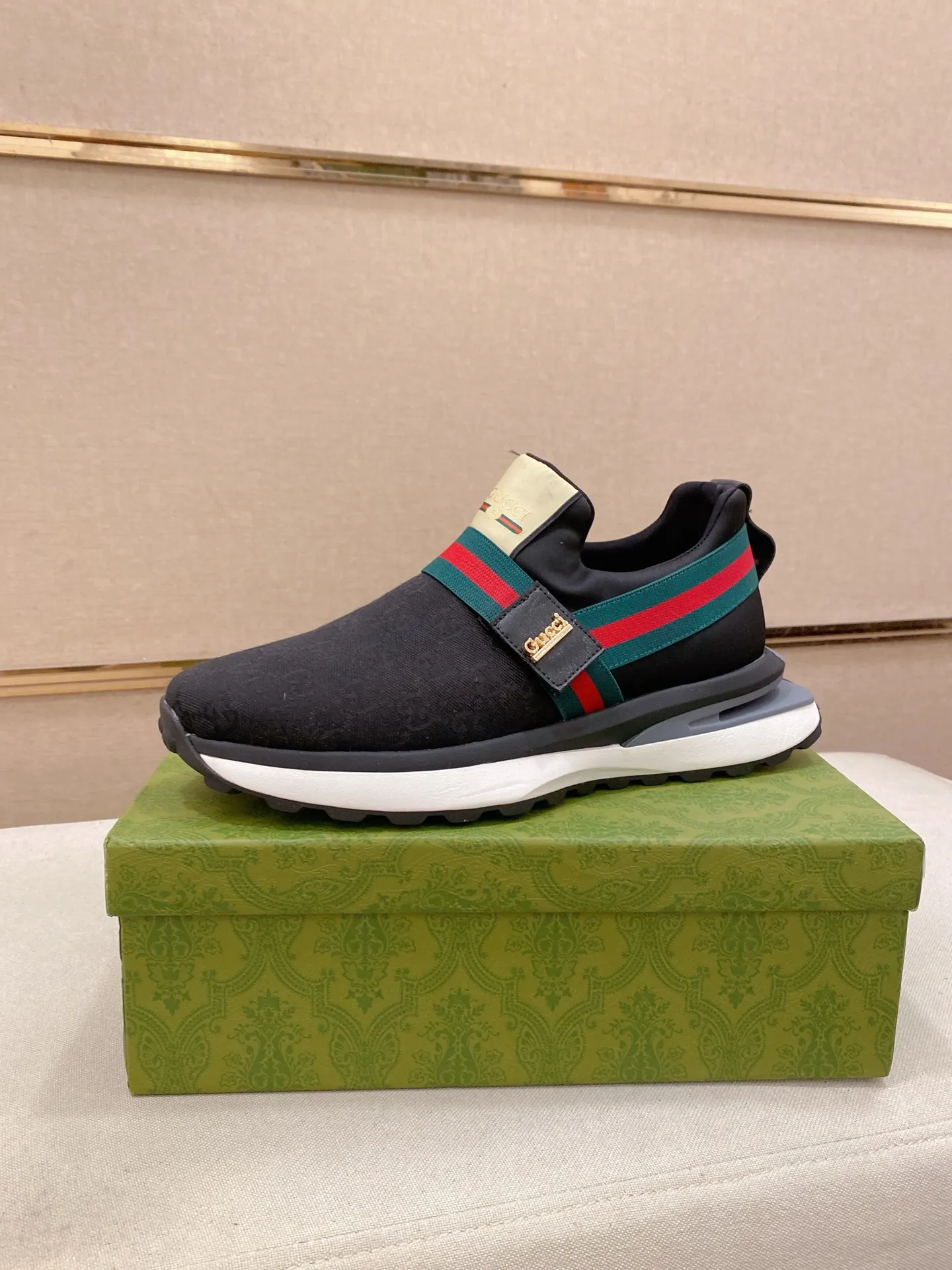 Factory price: 462💰 (GUCCI) The latest 🎁🎁casual and fashionable men's shoes👟 from the official website, hot style 💥 style is simple and elegant, exclusive for trendy men. Unique latest brand elements from the official website 👑original decoration, fashionable and generous, original fabric ✅breathable stretch cloth lining, official website designated wear-resistant casual outsole, classic model taken at the counter in kind🎬38-44 (45 is not returnable and non-refundable)